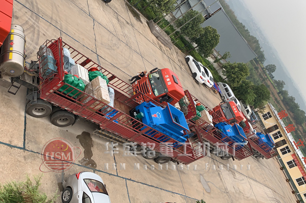 液壓對輥破碎機前三臺發貨現場