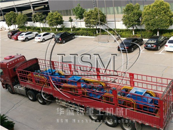 三臺750ⅹ500型對輥破碎機(jī)一起發(fā)往貴陽